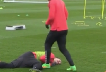 VIDEO: David Luiz cả gan dám hành hạ Ibra khi tập luyện