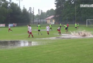 VIDEO: Pha ăn mừng bàn thắng độc đáo gợi nhớ tuổi thơ