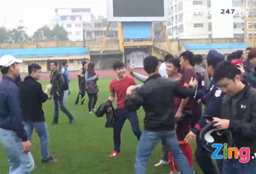 VIDEO: CĐV tràn xuống sân chụp ảnh với các cầu thủ