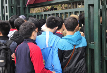 NHM đội mưa mua vé xem U23 Việt Nam