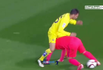 VIDEO: Pha tranh cướp bóng hài hước của Luis Suarez