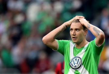 VIDEO: Pha đánh đầu gây sốc của 'Thánh' Bendtner