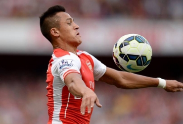 VIDEO: Pha đỡ bóng bằng ngực siêu 'dính' của Alexis Sanchez