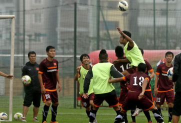 HLV Miura: Khen nhưng vẫn rèn hàng thủ