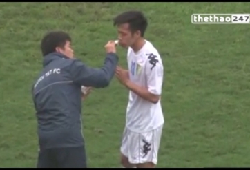 VIDEO: Văn Quyết chảy máu sau pha va chạm với đàn em Mạnh Hùng