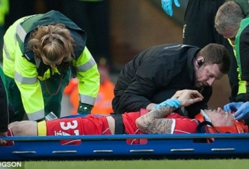 VIDEO: Pha chạm kinh hoàng khiến Skrtel phải rời sân ngay phút thứ 3