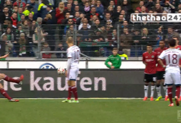 VIDEO: Alonso sút phạt tuyệt đẹp dù ...trượt vỏ chuối