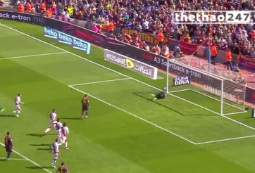 VIDEO: Messi được cứu vớt khỏi cú đá phạt đền hỏng ăn