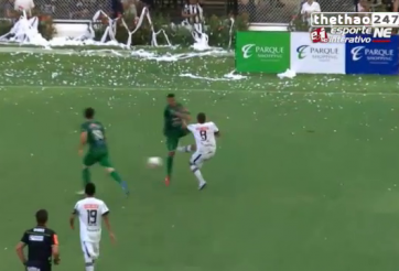 VIDEO: Pha phạm lỗi khó tin từ 1 cầu thủ bóng đá