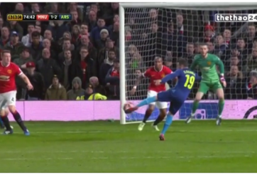 VIDEO: De Gea pha bay người cứu thua xuất thần từ chối siêu phẩm của Cazorla