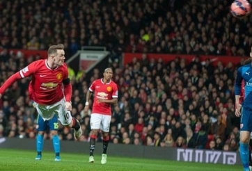 VIDEO: Pha bay người đánh đầu tuyệt đẹp của Rooney