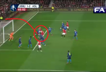 VIDEO: Cách khung thành 5m, Smalling đưa bóng vọt xà đáng tiếc