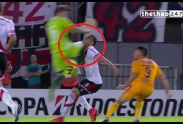 VIDEO: Cầu thủ nằm cáng rời sân sau pha va chạm kinh hoàng với đồng đội