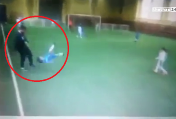 VIDEO: HLV đá tung người cầu thủ nhí ở Nga