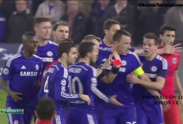 VIDEO: 9 cầu thủ Chelsea gây sức ép đòi trọng tài đuổi Ibrahimovic
