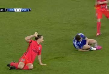 VIDEO: Ibrahimovic nhận thẻ đỏ sau pha vào bóng thô bạo với Oscar