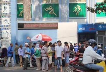 VIDEO: Fan tấp nập đi mua vé xem U23 Việt Nam thi đấu