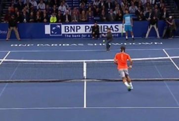 VIDEO: Cú lốp bóng khiến Federer chỉ biết đứng nhìn của tay vợt nhí