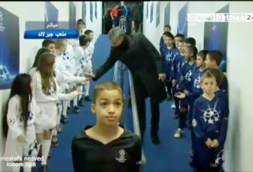 VIDEO: Mourinho pha trò như Mr Been với các cầu thủ nhí