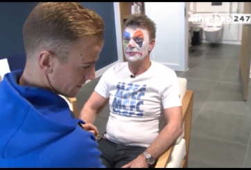 VIDEO: Joe Hart trổ tài hóa trang người quản lí của Man City thành 1 chú hề