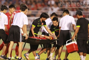 Mạnh Hùng, Minh Long rời sân bằng cáng, HLV Miura lo sốt vó