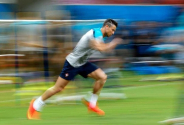 VIDEO: Ronaldo bứt tốc khó tin ở màn chạy tiếp sức cùng đồng đội