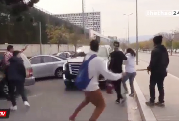 VIDEO: Messi đâm thẳng ô tô khiến fan 'chạy như vịt'