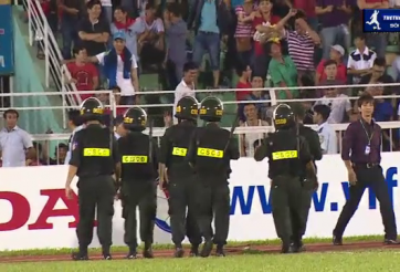 VIDEO: Fan cuồng tràn vào sân đòi tiếp cận U23 Việt Nam