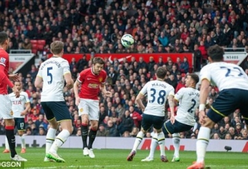 VIDEO: Carrick đánh đầu khôn ngoan vào góc xa nâng tỉ số lên 2-0 cho MU