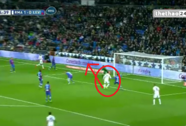 VIDEO: Ronaldo bỏ lỡ cơ hội ngon ăn