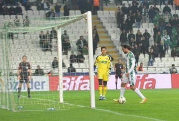 VIDEO: Tình huống fair play hiếm có trong bóng đá thế giới