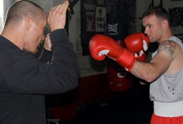 VIDEO: Rooney bị hạ đo ván khi chơi boxing