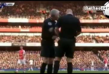 VIDEO: Tình huống thay trọng tài hiếm gặp ở trận Arsenal