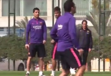 VIDEO: Suarez lại 'gây hấn' đẩy Neymar một cách thô bạo