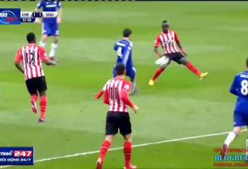 VIDEO: Cầu thủ Southampton bị Fabregas tỉa bóng trúng 'chỗ hiểm'
