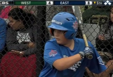 VIDEO: Bị mất 1 tay vẫn chơi bóng chày siêu hạng