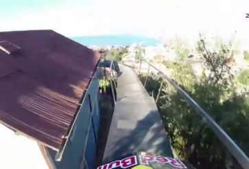 Video đua xe: Màn đổ đèo rùng rợn nhất từng thấy