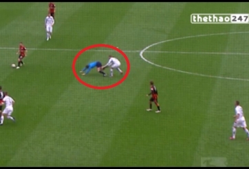 VIDEO: Trọng tài nằm sân vì bị cầu thủ 'vô tình' tấn công từ phía sau