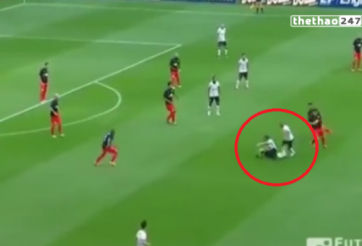 VIDEO: Đẩy ngã trọng tài vì đứng chắn bóng