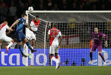 VIDEO: Pha cứu thua trên vạch vôi làm tan vỡ trái tim CĐV Arsenal