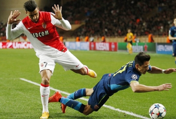 VIDEO: Pha bóng Sanchez ăn vạ kiếm penalty nhưng bất thành