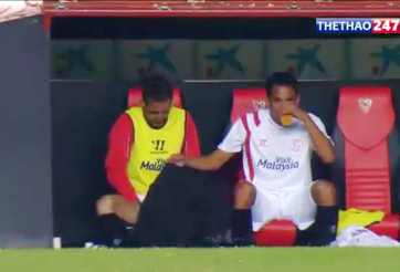 VIDEO: Cầu thủ suýt 'lộ hàng' vì giải quyết ngay trên băng ghế dự bị