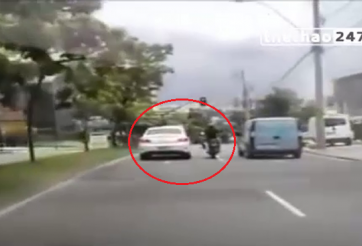 VIDEO: Biker đạp nhau với ô tô và cái kết 'đắng lòng'