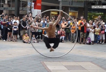 VIDEO: Cao thủ múa vòng khiến người xem phải chóng mặt