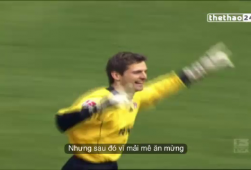 VIDEO: Thủ môn bị đối phương chọc thủng lưới từ 50m vì mải ăn mừng bàn thắng