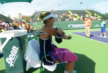 VIDEO: Tay vợt nữ thay đồ cực đỉnh ngay trên sân