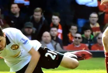 VIDEO: Chiếc thẻ đỏ siêu nhanh của Steven Gerrard sau 40s vào sân