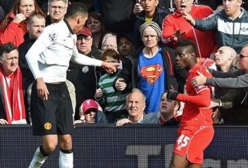 VIDEO: Balotelli nổi nóng với Smalling ngay trên sân