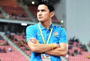 CĐV Việt Nam ấn tượng với hành động của HLV Kiatisuk