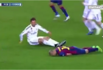 VIDEO: Sao Barca giả vờ đau đớn sau khi va chạm với Ronaldo